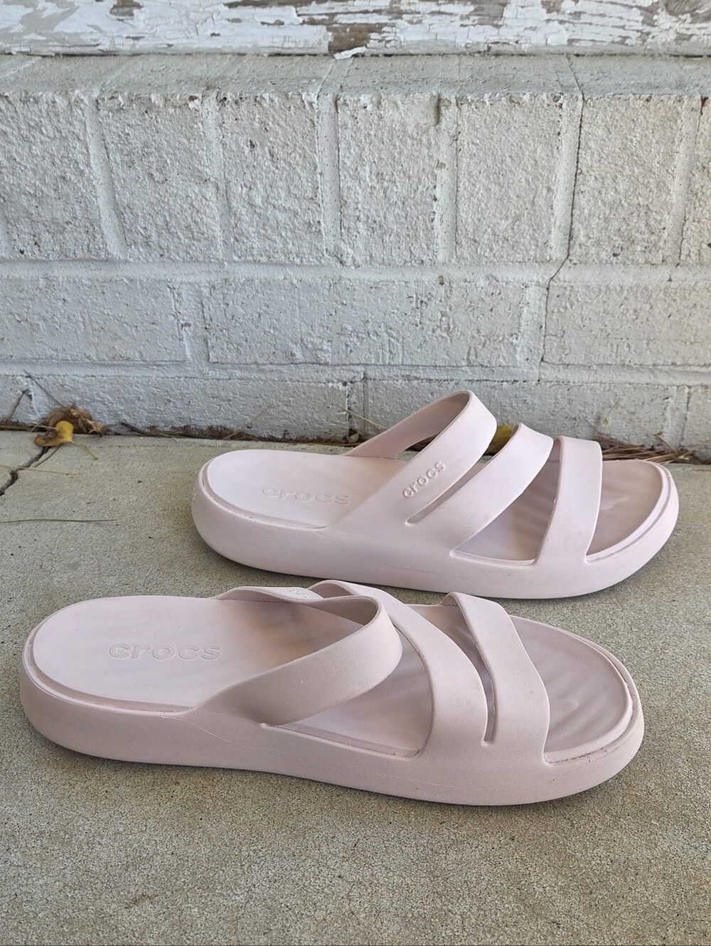 CROCS Getaway Strappy Sandal Women's Size 10 in Quartz - Picture 8 of 13